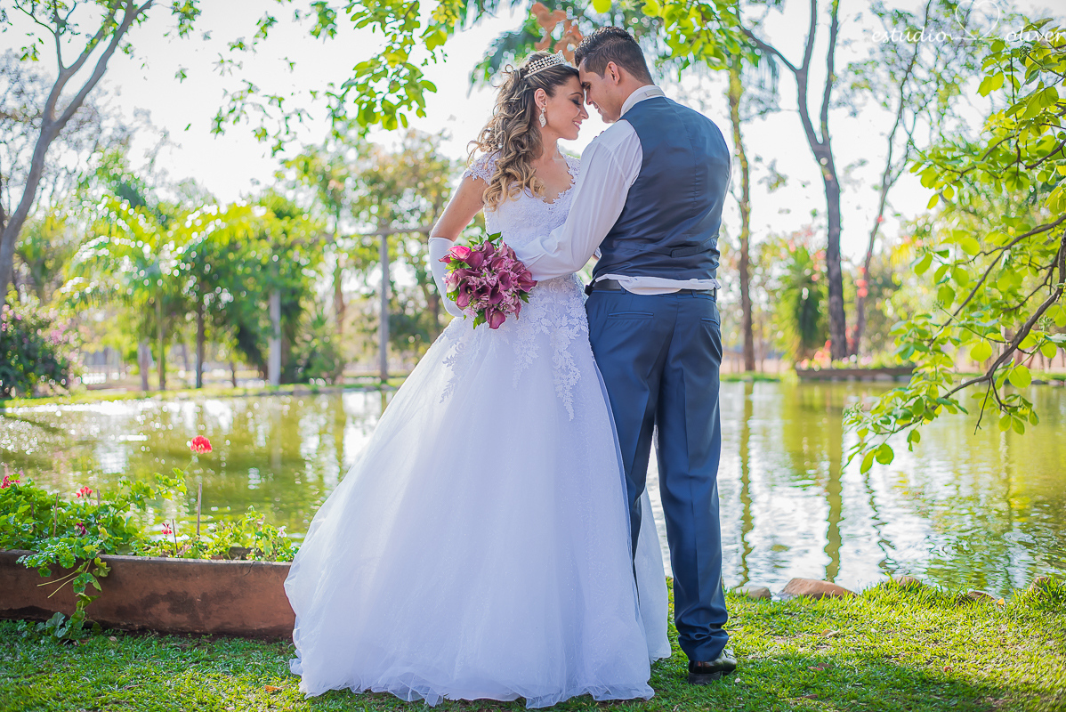 fotos de pos casamento em leite ao pe da vaca, terno de noivo azul, vestido de noiva de princesa, fotografo de belo horizonte, os melhores fotografo de bh, buque rosa