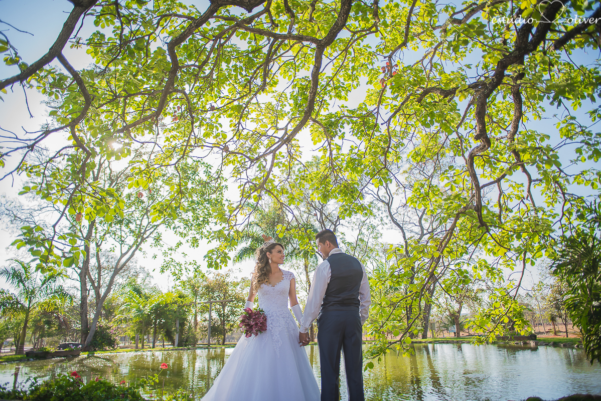 fotos de pos casamento em leite ao pe da vaca, terno de noivo azul, vestido de noiva de princesa, fotografo de belo horizonte, os melhores fotografo de bh, buque rosa