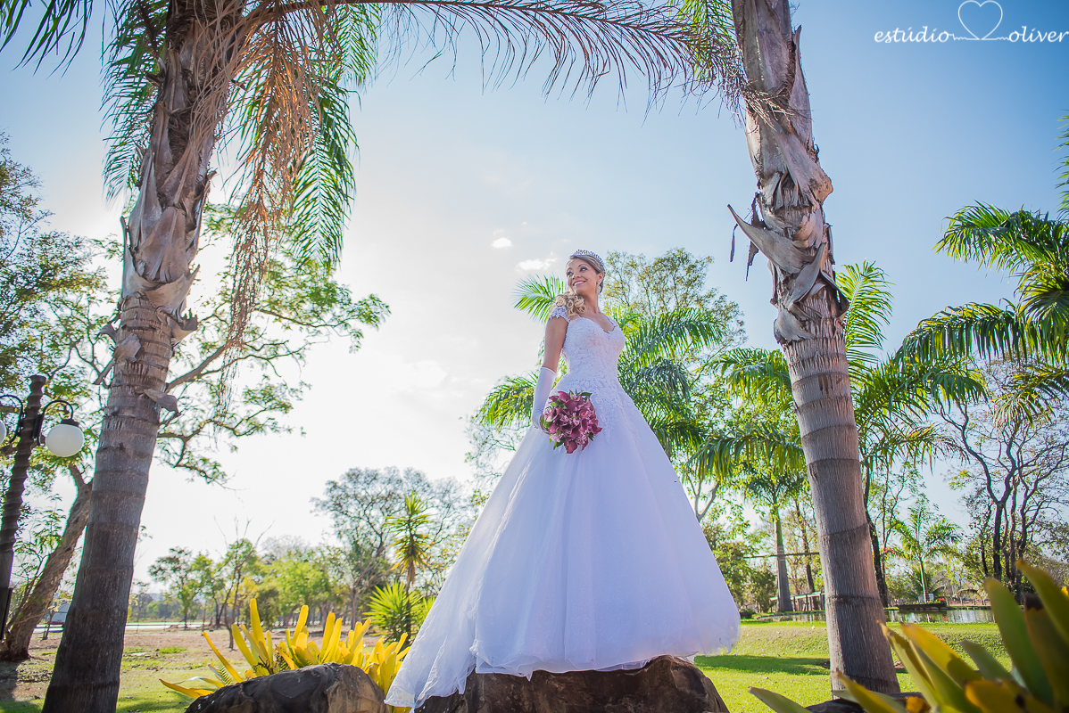 fotos de pos casamento em leite ao pe da vaca, terno de noivo azul, vestido de noiva de princesa, fotografo de belo horizonte, os melhores fotografo de bh, buque rosa