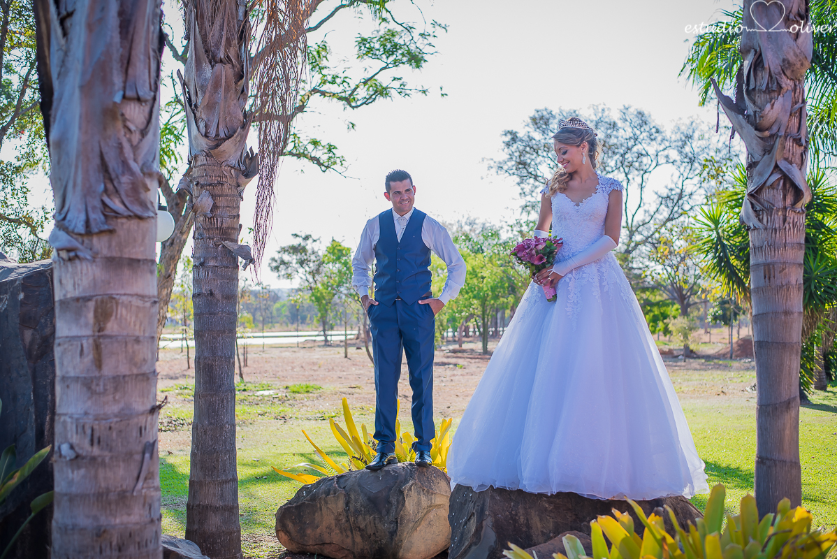 fotos de pos casamento em leite ao pe da vaca, terno de noivo azul, vestido de noiva de princesa, fotografo de belo horizonte, os melhores fotografo de bh, buque rosa