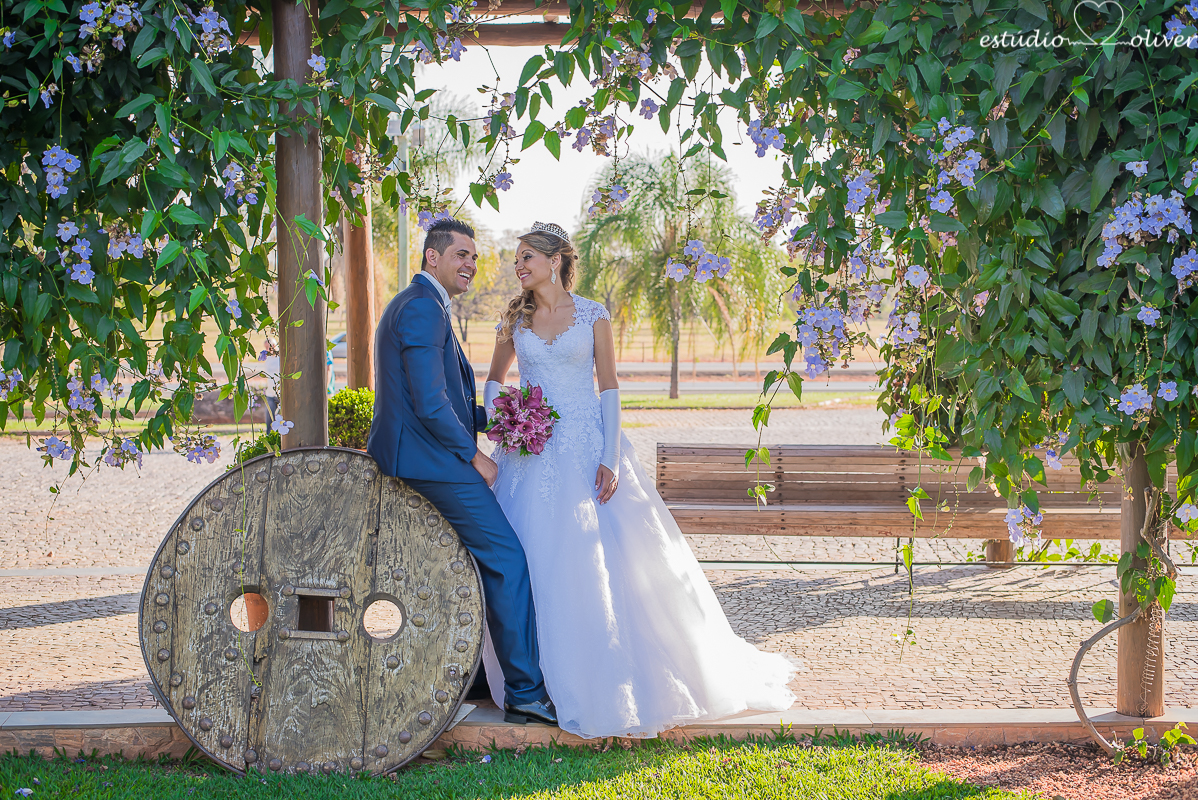 fotos de pos casamento em leite ao pe da vaca, terno de noivo azul, vestido de noiva de princesa, fotografo de belo horizonte, os melhores fotografo de bh, buque rosa