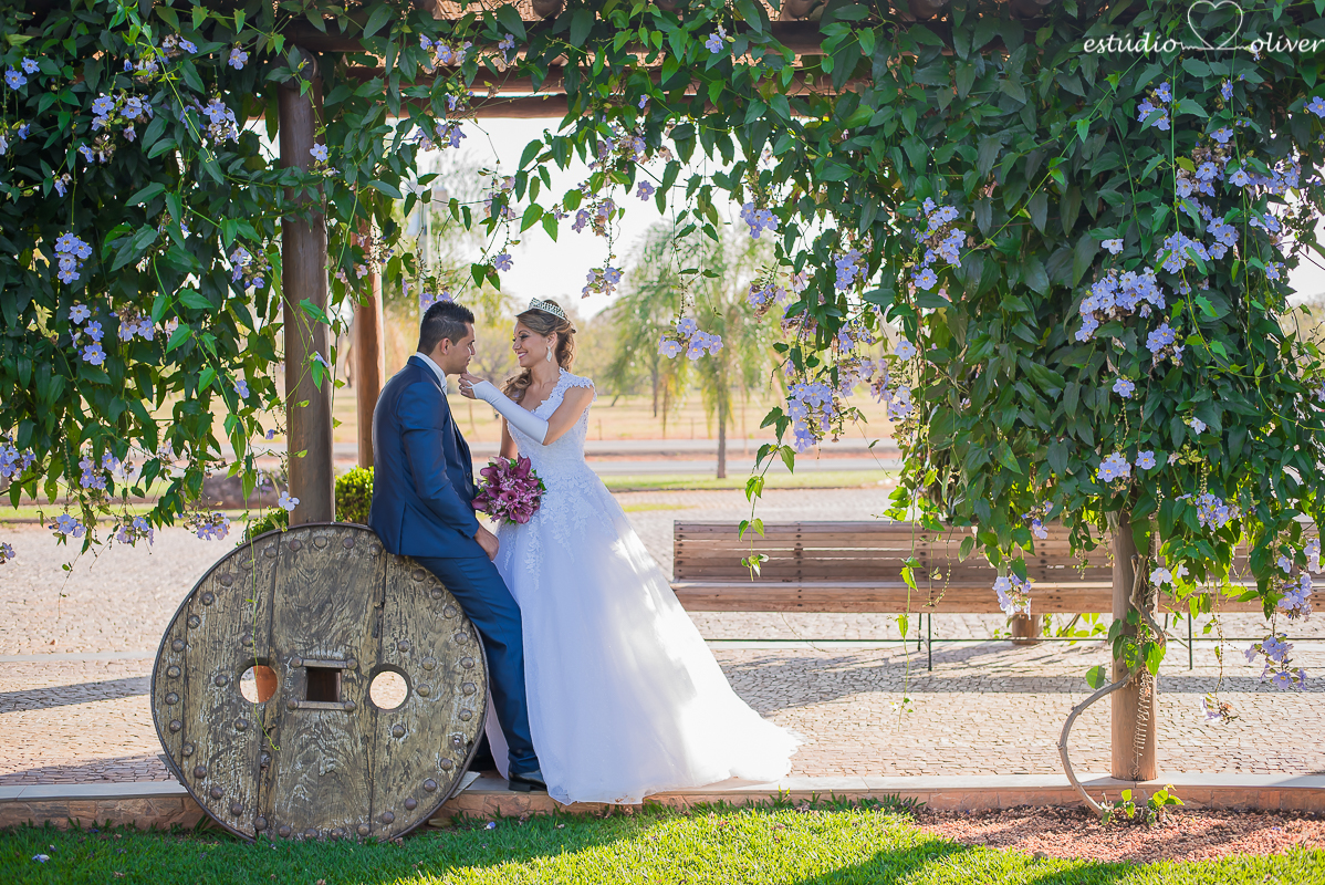 fotos de pos casamento em leite ao pe da vaca, terno de noivo azul, vestido de noiva de princesa, fotografo de belo horizonte, os melhores fotografo de bh, buque rosa