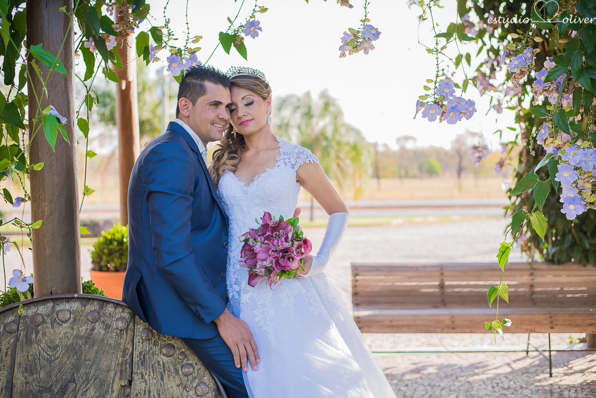fotos de pos casamento em leite ao pe da vaca, terno de noivo azul, vestido de noiva de princesa, fotografo de belo horizonte, os melhores fotografo de bh, buque rosa