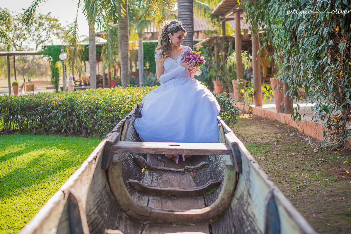 fotos de pos casamento em leite ao pe da vaca, terno de noivo azul, vestido de noiva de princesa, fotografo de belo horizonte, os melhores fotografo de bh, buque rosa