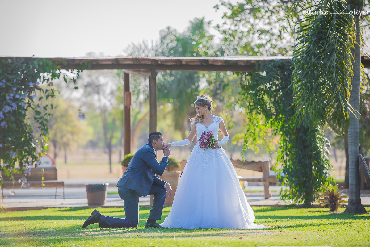 fotos de pos casamento em leite ao pe da vaca, terno de noivo azul, vestido de noiva de princesa, fotografo de belo horizonte, os melhores fotografo de bh, buque rosa