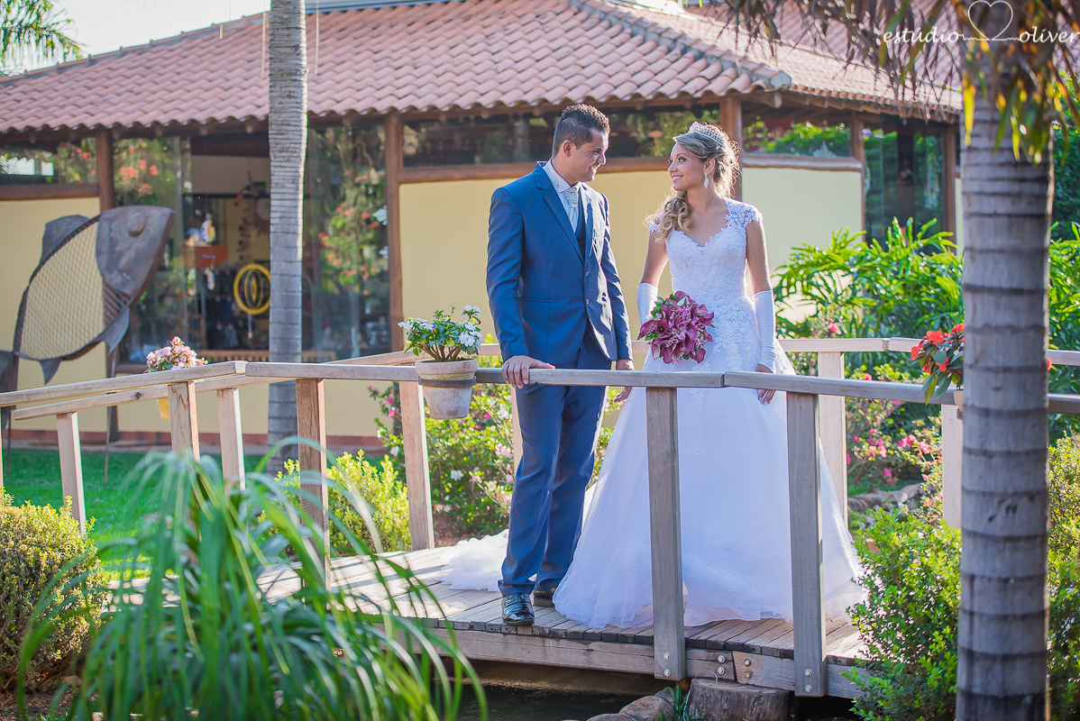 fotos de pos casamento em leite ao pe da vaca, terno de noivo azul, vestido de noiva de princesa, fotografo de belo horizonte, os melhores fotografo de bh, buque rosa