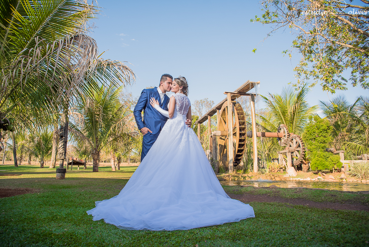 fotos de pos casamento em leite ao pe da vaca, terno de noivo azul, vestido de noiva de princesa, fotografo de belo horizonte, os melhores fotografo de bh, buque rosa