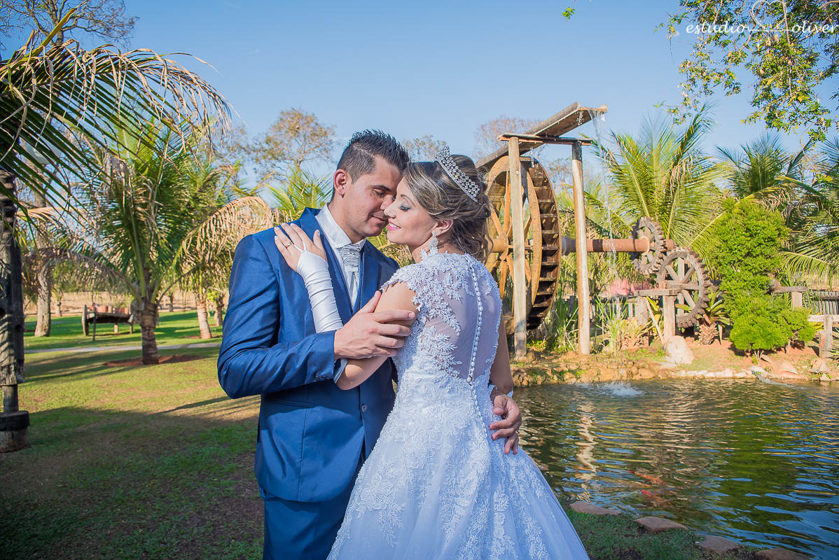 fotos de pos casamento em leite ao pe da vaca, terno de noivo azul, vestido de noiva de princesa, fotografo de belo horizonte, os melhores fotografo de bh, buque rosa