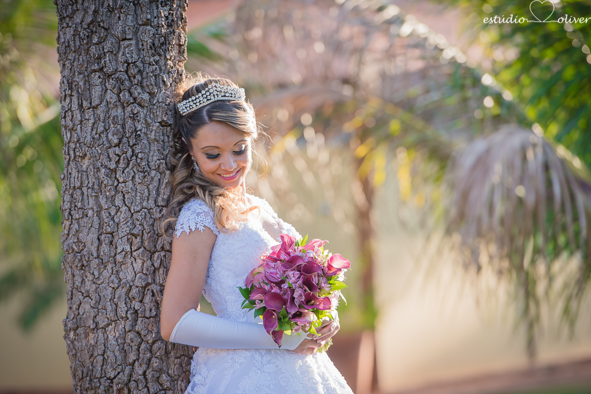 fotos de pos casamento em leite ao pe da vaca, terno de noivo azul, vestido de noiva de princesa, fotografo de belo horizonte, os melhores fotografo de bh, buque rosa