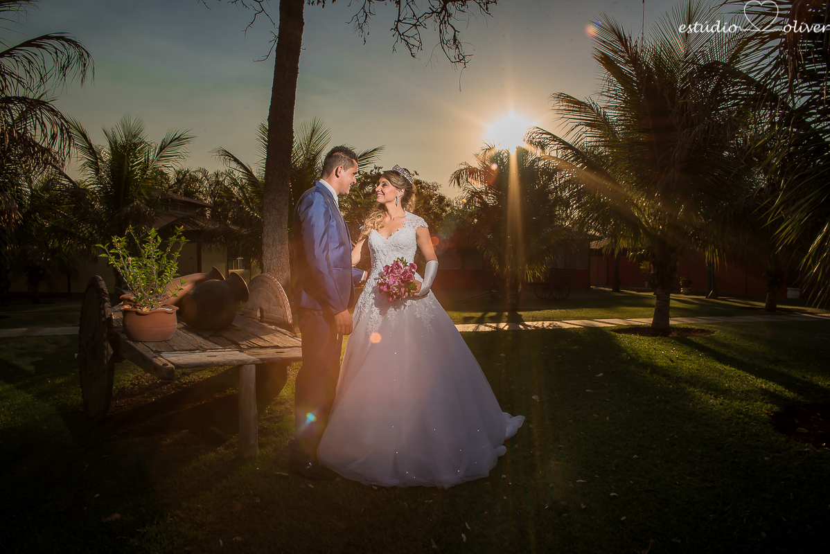 fotos de pos casamento em leite ao pe da vaca, terno de noivo azul, vestido de noiva de princesa, fotografo de belo horizonte, os melhores fotografo de bh, foto de por do sol