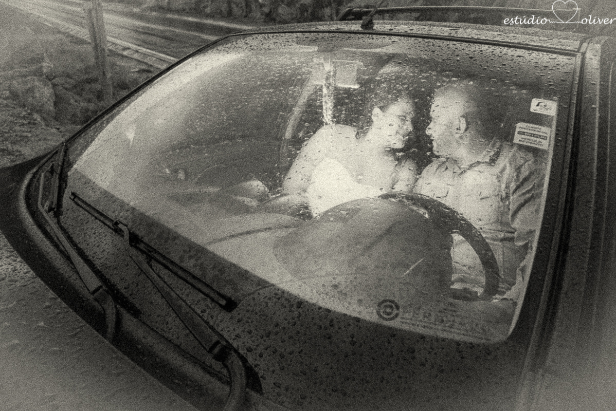 ensaio na chuva,  foto na chuva, ensaio pre casamento, ensaio pre wedding, fotografo em bh, melhores fotografo de, estudio oliver, fotografia em dia de chuva, foto em cachoeira