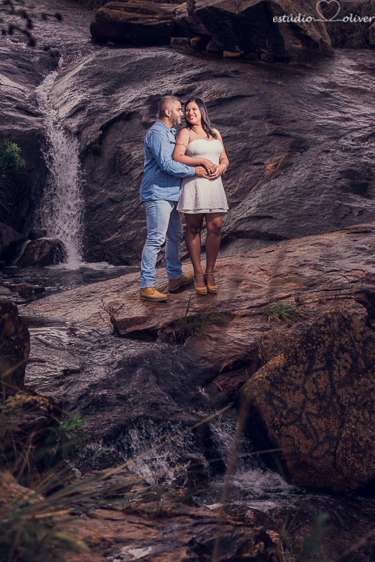 ensaio na chuva,  foto na chuva, ensaio pre casamento, ensaio pre wedding, fotografo em bh, melhores fotografo de, estudio oliver, fotografia em dia de chuva, foto em cachoeira