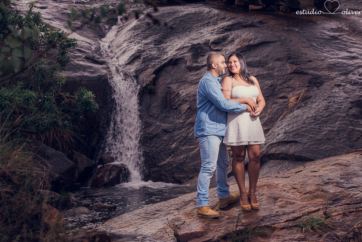 ensaio na chuva,  foto na chuva, ensaio pre casamento, ensaio pre wedding, fotografo em bh, melhores fotografo de, estudio oliver, fotografia em dia de chuva, foto em cachoeira