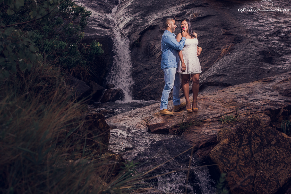 ensaio na chuva,  foto na chuva, ensaio pre casamento, ensaio pre wedding, fotografo em bh, melhores fotografo de, estudio oliver, fotografia em dia de chuva, foto em cachoeira