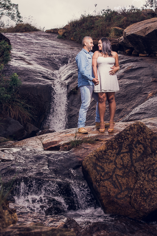 ensaio na chuva,  foto na chuva, ensaio pre casamento, ensaio pre wedding, fotografo em bh, melhores fotografo de, estudio oliver, fotografia em dia de chuva, foto em cachoeira