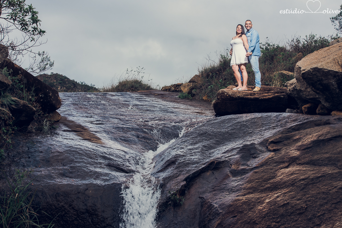 ensaio na chuva,  foto na chuva, ensaio pre casamento, ensaio pre wedding, fotografo em bh, melhores fotografo de, estudio oliver, fotografia em dia de chuva, foto em cachoeira
