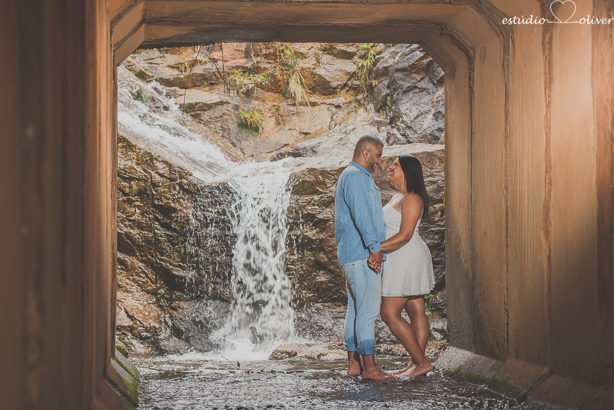 ensaio na chuva,  foto na chuva, ensaio pre casamento, ensaio pre wedding, fotografo em bh, melhores fotografo de, estudio oliver, fotografia em dia de chuva, foto em cachoeira