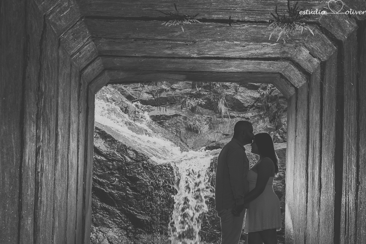 ensaio na chuva,  foto na chuva, ensaio pre casamento, ensaio pre wedding, fotografo em bh, melhores fotografo de, estudio oliver, fotografia em dia de chuva, foto em cachoeira