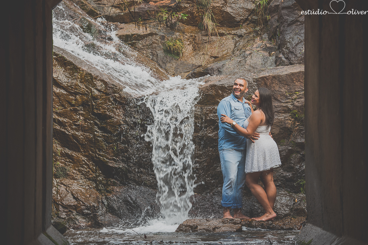 ensaio na chuva,  foto na chuva, ensaio pre casamento, ensaio pre wedding, fotografo em bh, melhores fotografo de, estudio oliver, fotografia em dia de chuva, foto em cachoeira