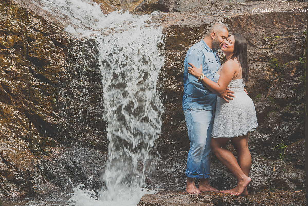 ensaio na chuva,  foto na chuva, ensaio pre casamento, ensaio pre wedding, fotografo em bh, melhores fotografo de, estudio oliver, fotografia em dia de chuva, foto em cachoeira
