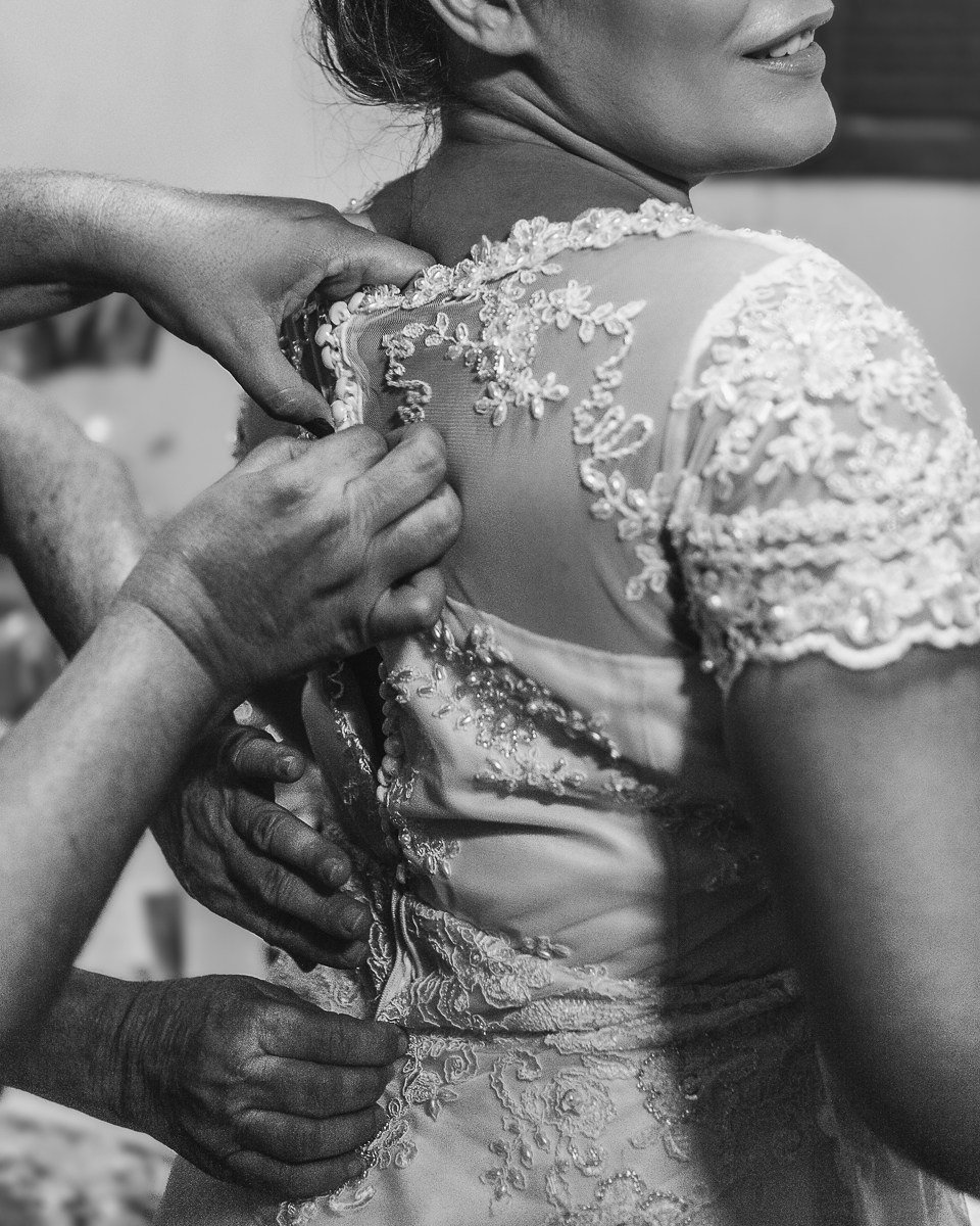 detalhes making of noiva mãos casamento vestido