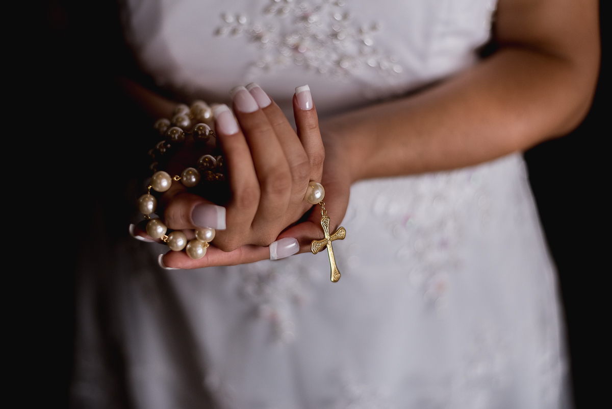 detalhes making of noiva terço fé casamento vestido