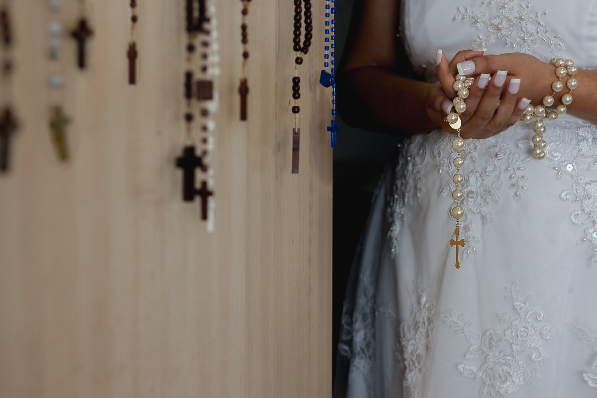 detalhes making of noiva terço fé casamento vestido