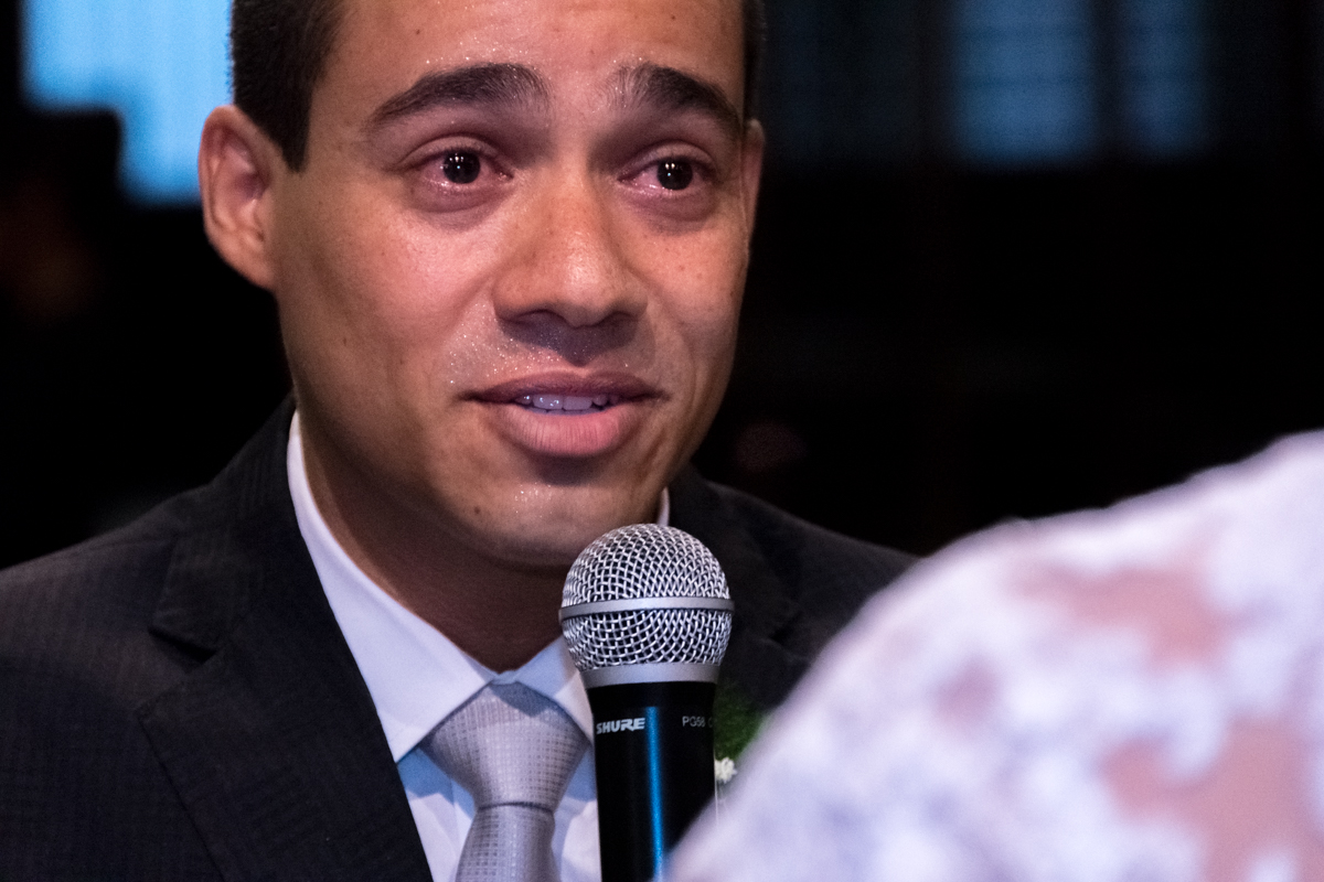 a emoção do noivo em fazer falar os votos