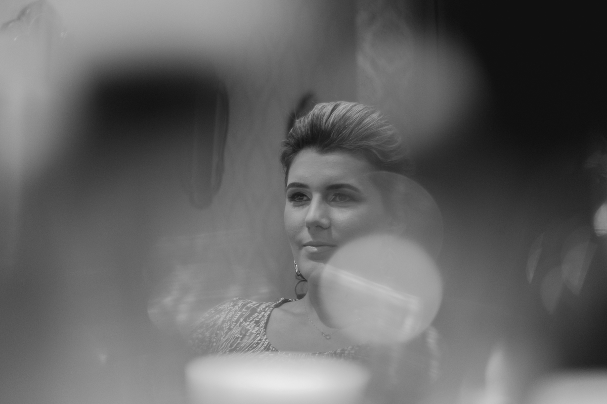 concentração da noiva se arrumando