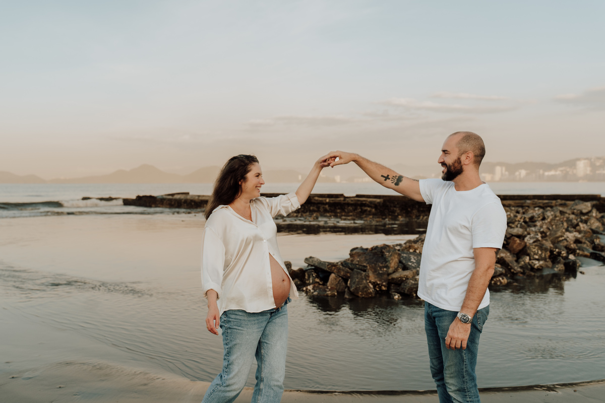 Ensaio Grávida na Praia em Santos/SP [Foto por: Ana Paula Lopes]