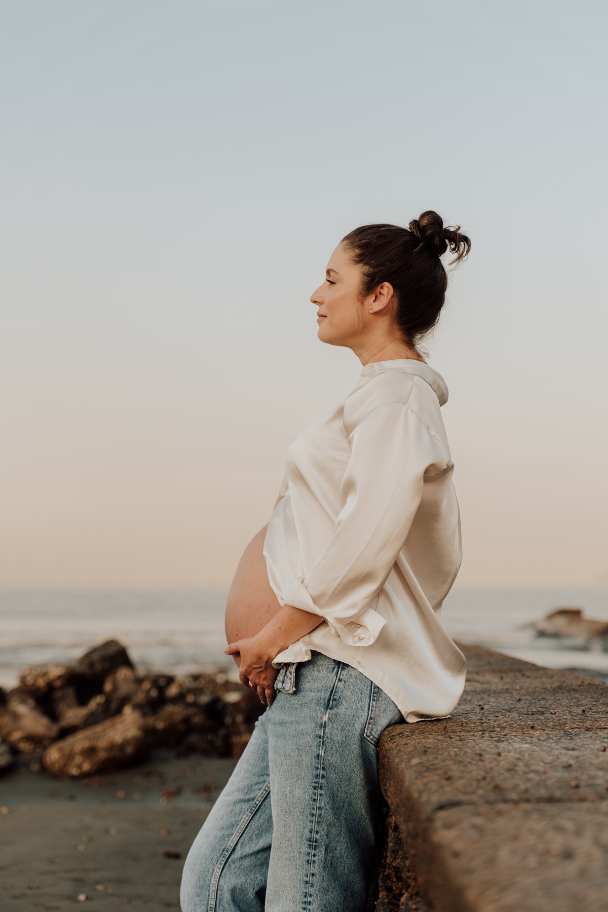 Ensaio fotográfico de grávida na praia de Santos. Registro emocionante e artístico, destacando a conexão com a natureza e a beleza única da gestação. Ideal para quem busca fotografia de grávidas em cenários naturais na Baixada Santista.