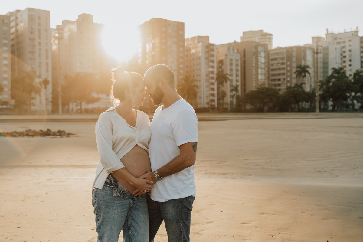 Ensaio fotográfico de grávida na praia de Santos. Registro emocionante e artístico, destacando a conexão com a natureza e a beleza única da gestação. Ideal para quem busca fotografia de grávidas em cenários naturais na Baixada Santista.
