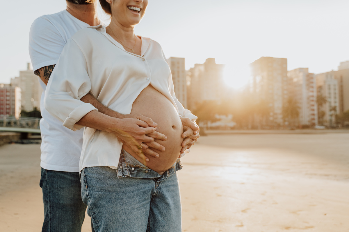 Ensaio fotográfico de grávida na praia de Santos. Registro emocionante e artístico, destacando a conexão com a natureza e a beleza única da gestação. Ideal para quem busca fotografia de grávidas em cenários naturais na Baixada Santista.