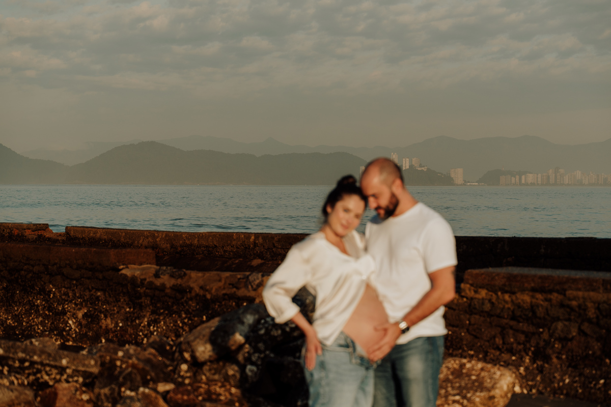 Ensaio fotográfico de grávida na praia de Santos. Registro emocionante e artístico, destacando a conexão com a natureza e a beleza única da gestação. Ideal para quem busca fotografia de grávidas em cenários naturais na Baixada Santista.