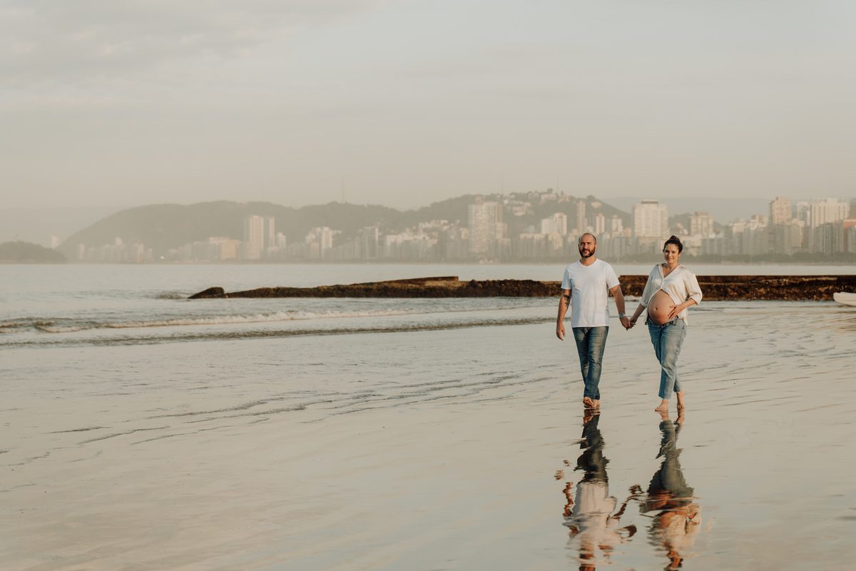 Ensaio fotográfico de grávida na praia de Santos. Registro emocionante e artístico, destacando a conexão com a natureza e a beleza única da gestação. Ideal para quem busca fotografia de grávidas em cenários naturais na Baixada Santista.
