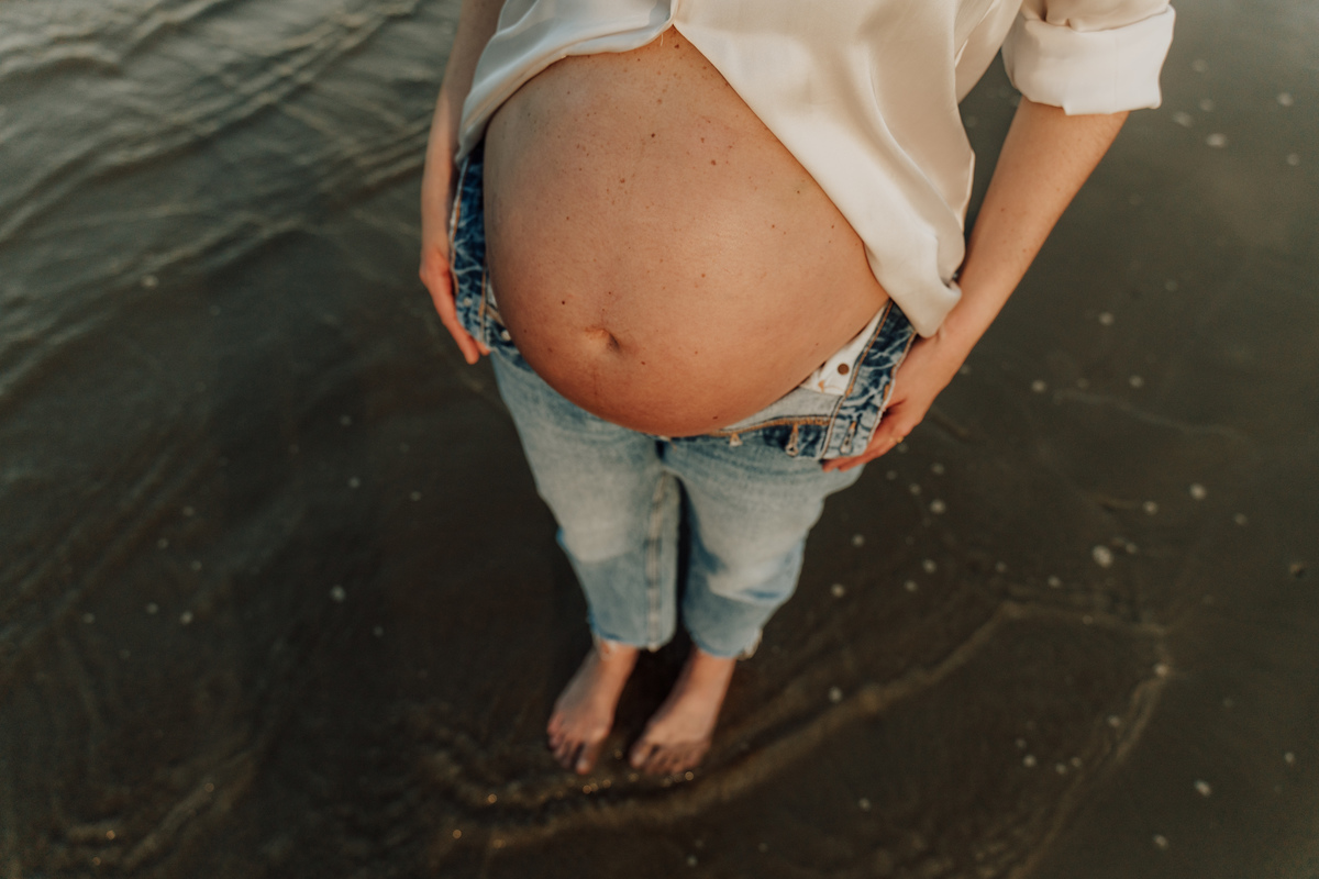 Ensaio fotográfico de grávida na praia de Santos. Registro emocionante e artístico, destacando a conexão com a natureza e a beleza única da gestação. Ideal para quem busca fotografia de grávidas em cenários naturais na Baixada Santista.