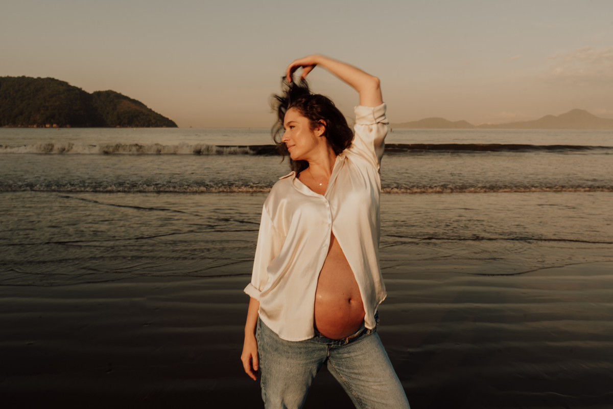 Ensaio fotográfico de grávida na praia de Santos. Registro emocionante e artístico, destacando a conexão com a natureza e a beleza única da gestação. Ideal para quem busca fotografia de grávidas em cenários naturais na Baixada Santista.
