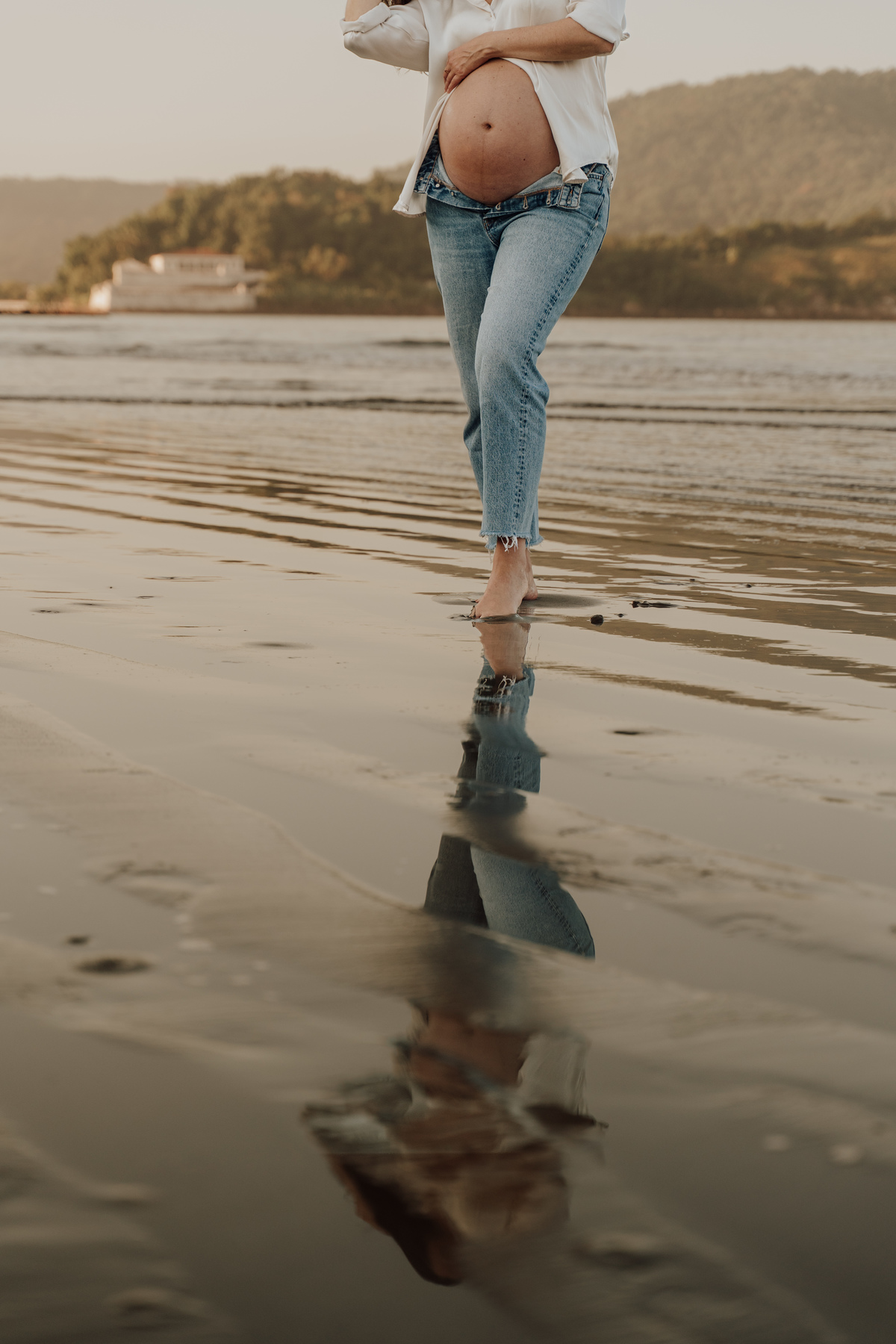 Ensaio fotográfico de grávida na praia de Santos. Registro emocionante e artístico, destacando a conexão com a natureza e a beleza única da gestação. Ideal para quem busca fotografia de grávidas em cenários naturais na Baixada Santista.