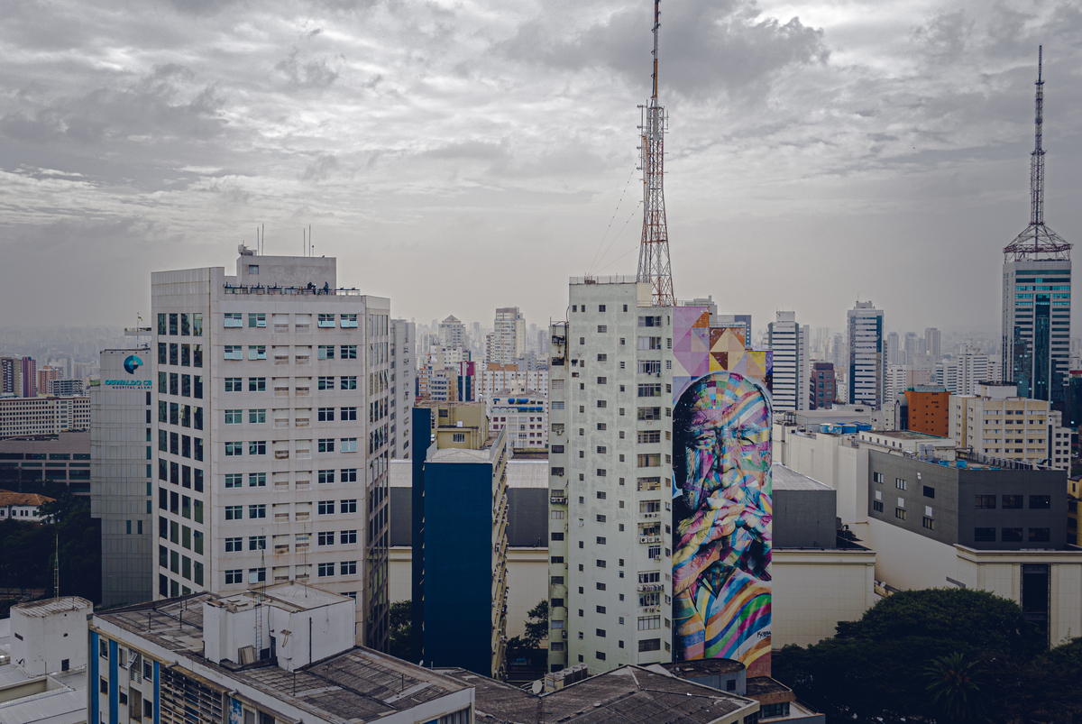 Em meio as nuvens, vista panorâmica do mirante do Sesc, em destaque obra do artista Kobra.