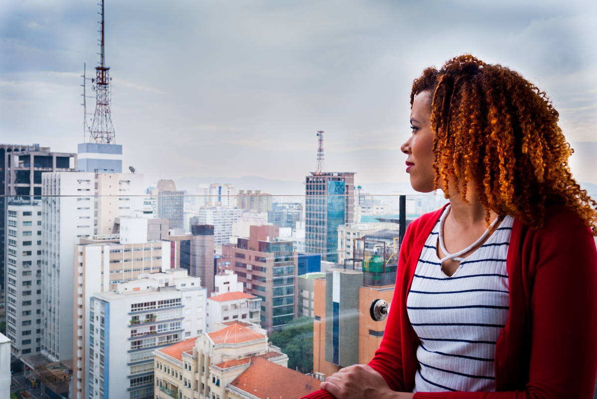 Contemplando a Avenida Paulista, no Mirante do Sesc.