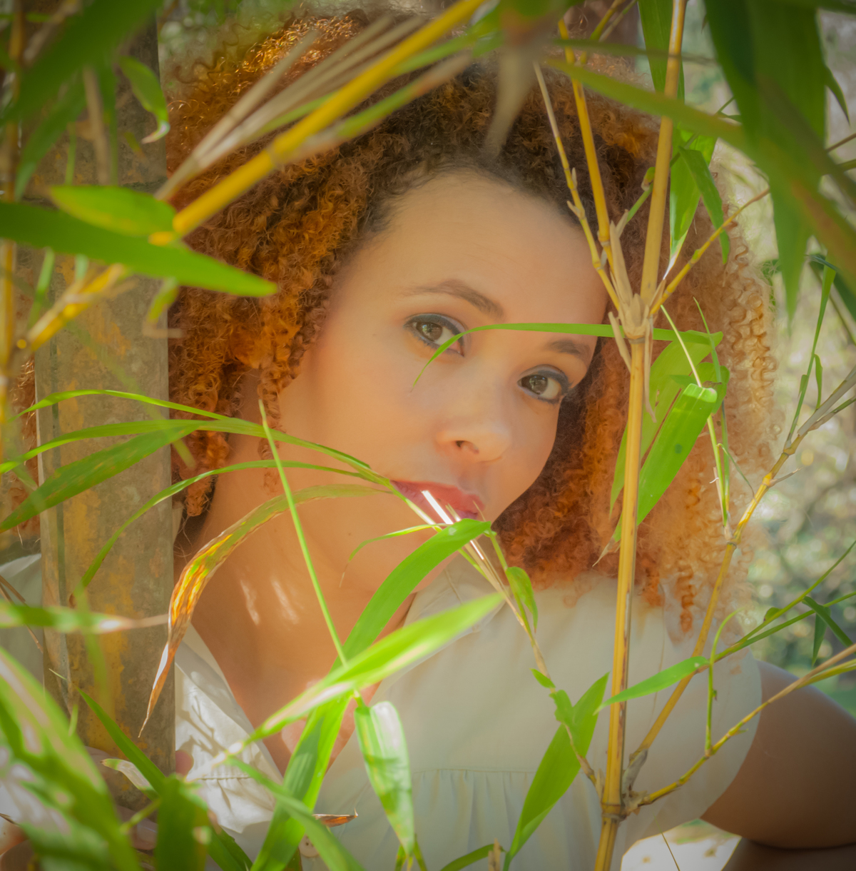 Vânia Oliveira, retrato entre folhas.