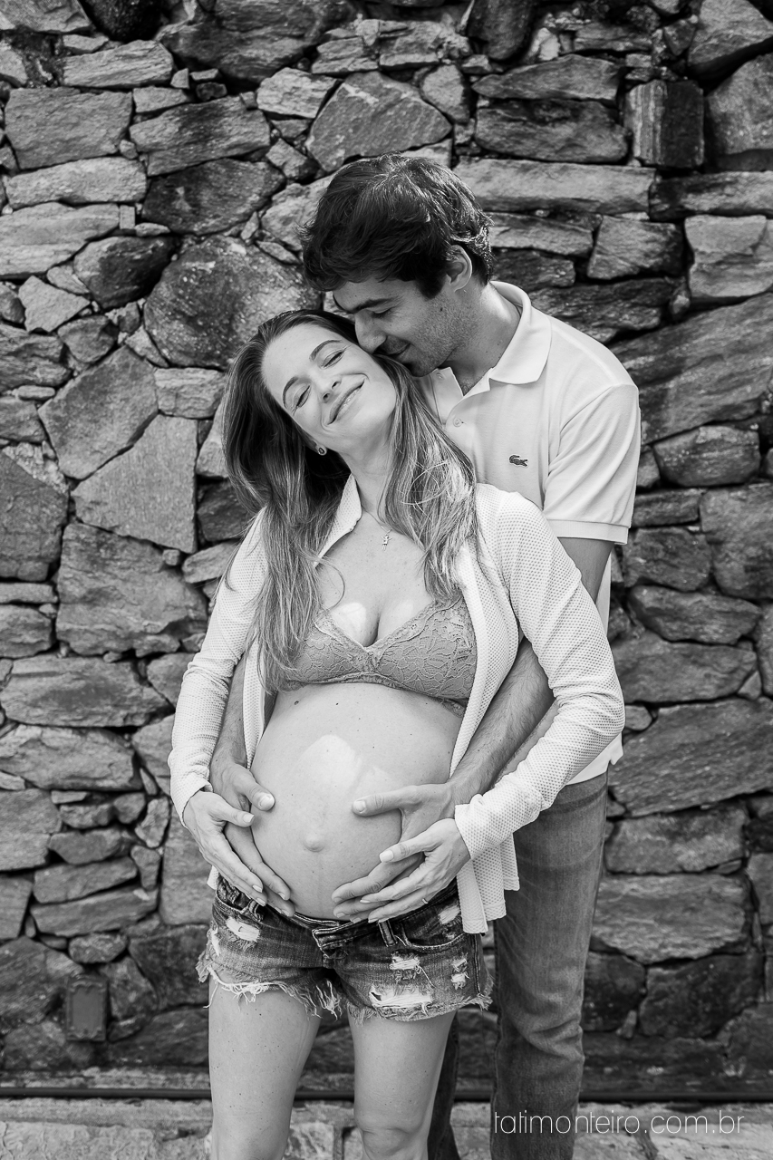 fotografa especializada em gestante sp, casal abraçados, gravida sorrindo