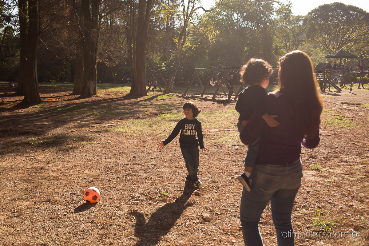 ensaio familia em sao paulo, familia feliz no parque, mae e pai brincando com os filhos, fotografia de familia, fotos de familia, familia brincando no parque,