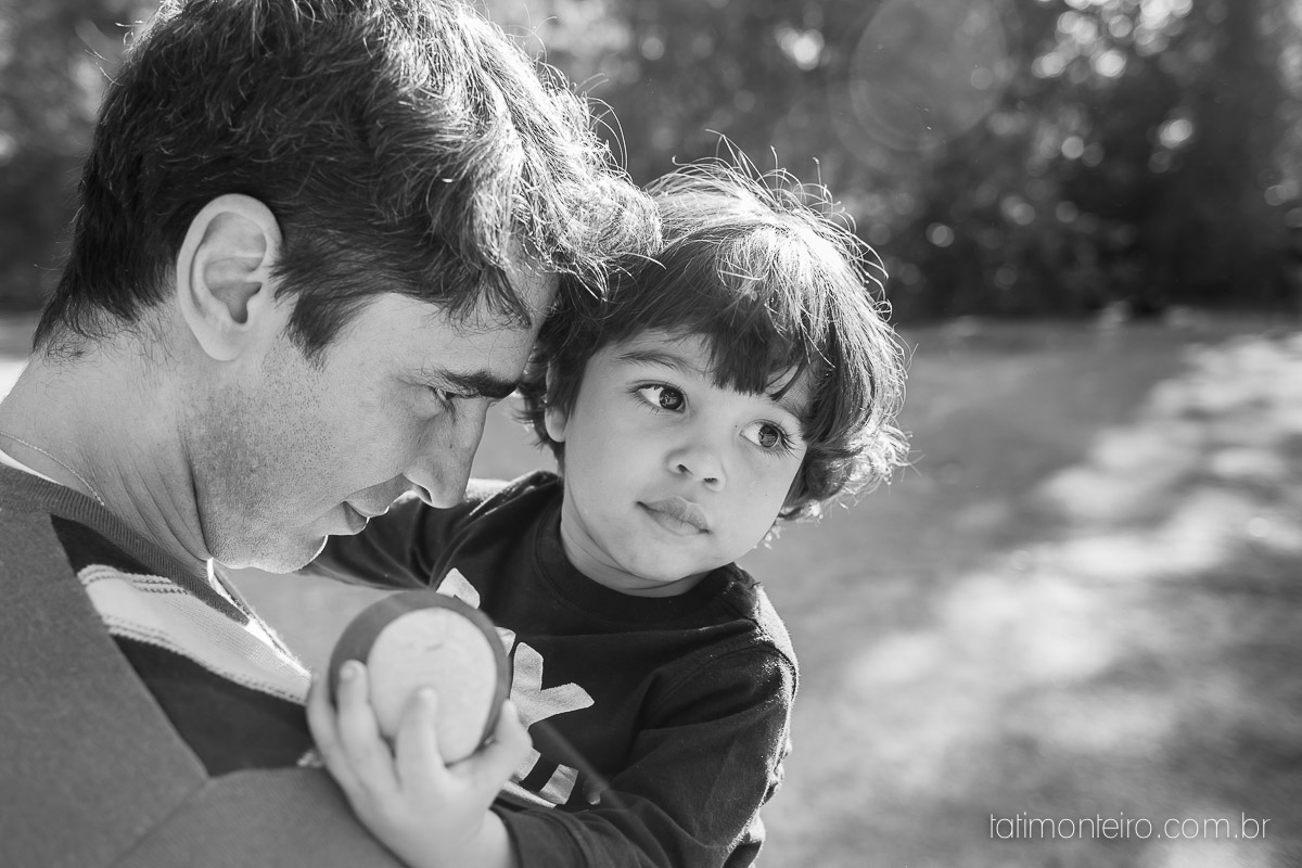 ensaio familia em sao paulo, familia feliz no parque, mae e pai brincando com os filhos, fotografia de familia, fotos de familia, familia brincando no parque,