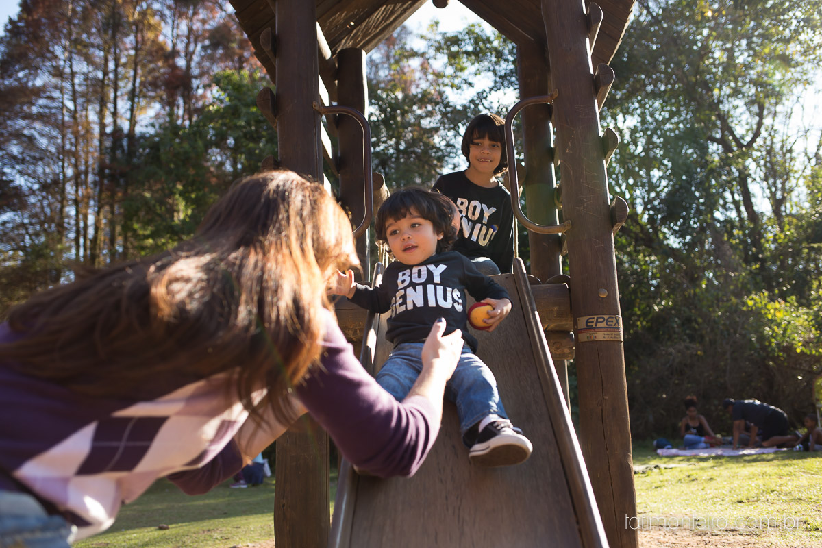 ensaio familia em sao paulo, familia feliz no parque, mae e pai brincando com os filhos, fotografia de familia, fotos de familia, familia brincando no parque,
