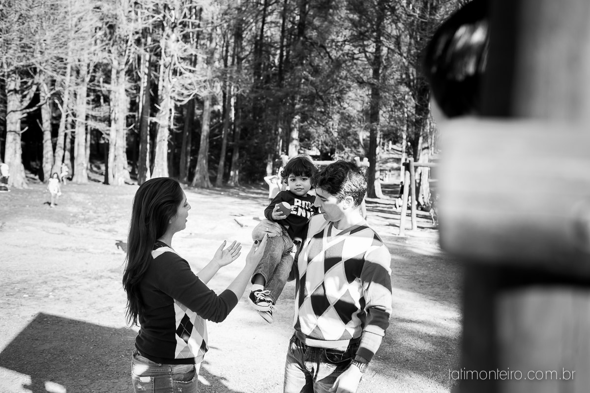 ensaio familia em sao paulo, familia feliz no parque, mae e pai brincando com os filhos, fotografia de familia, fotos de familia, familia brincando no parque,