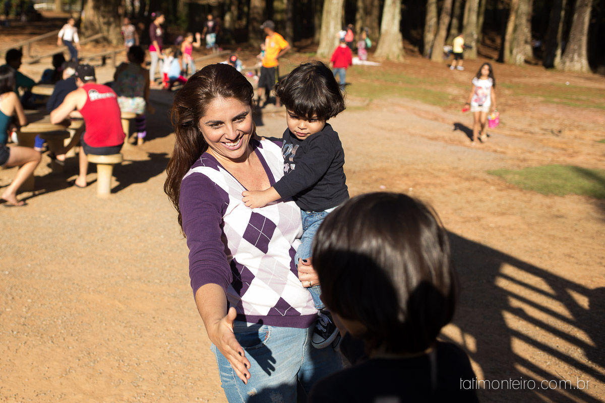 ensaio familia em sao paulo, familia feliz no parque, mae e pai brincando com os filhos, fotografia de familia, fotos de familia, familia brincando no parque,