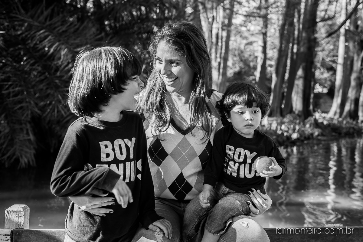 ensaio familia em sao paulo, familia feliz no parque, mae e pai brincando com os filhos, fotografia de familia, fotos de familia, familia brincando no parque,