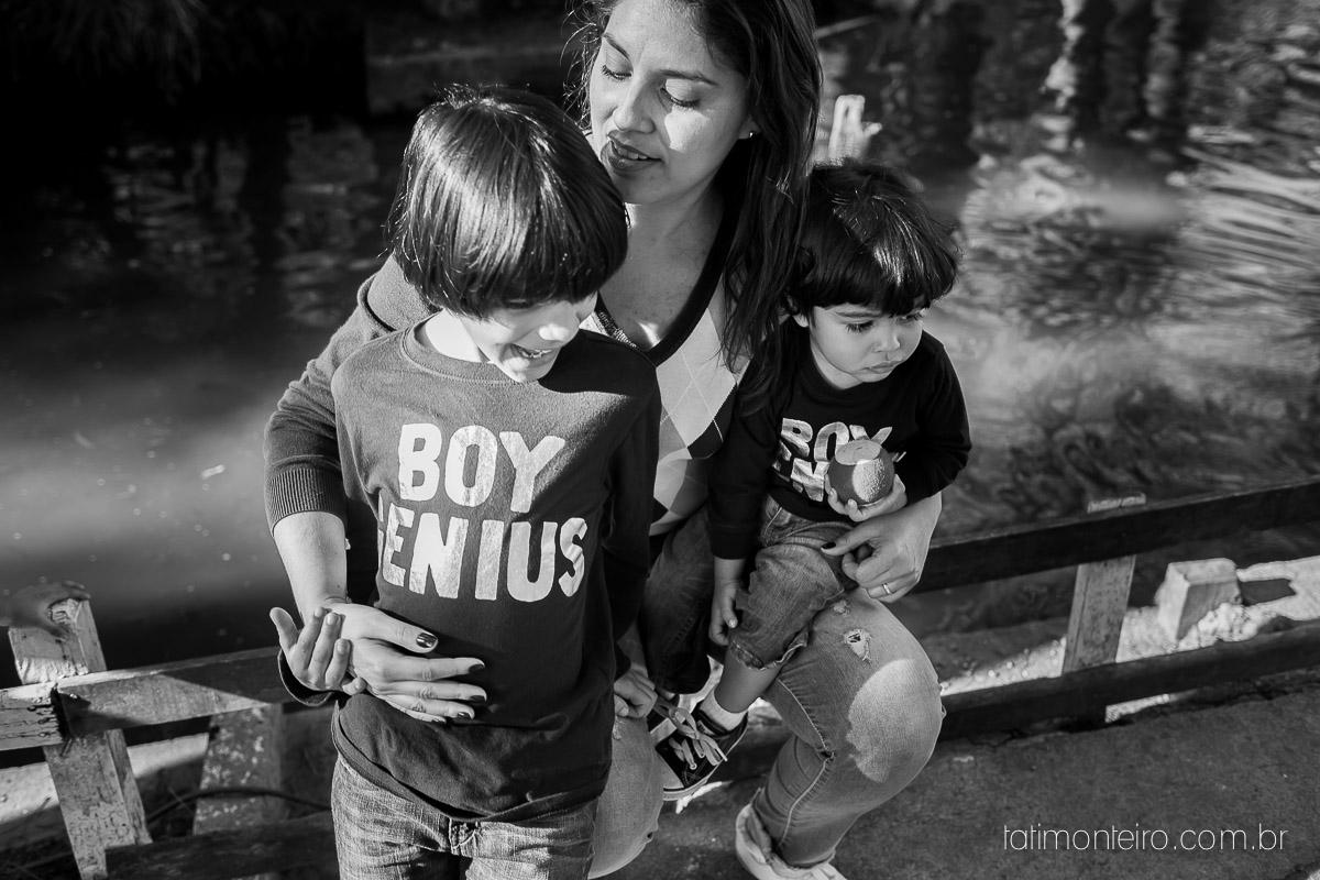 ensaio familia em sao paulo, familia feliz no parque, mae e pai brincando com os filhos, fotografia de familia, fotos de familia, familia brincando no parque,