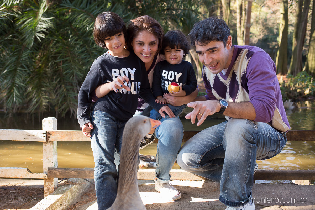 ensaio familia em sao paulo, familia feliz no parque, mae e pai brincando com os filhos, fotografia de familia, fotos de familia, familia brincando no parque,